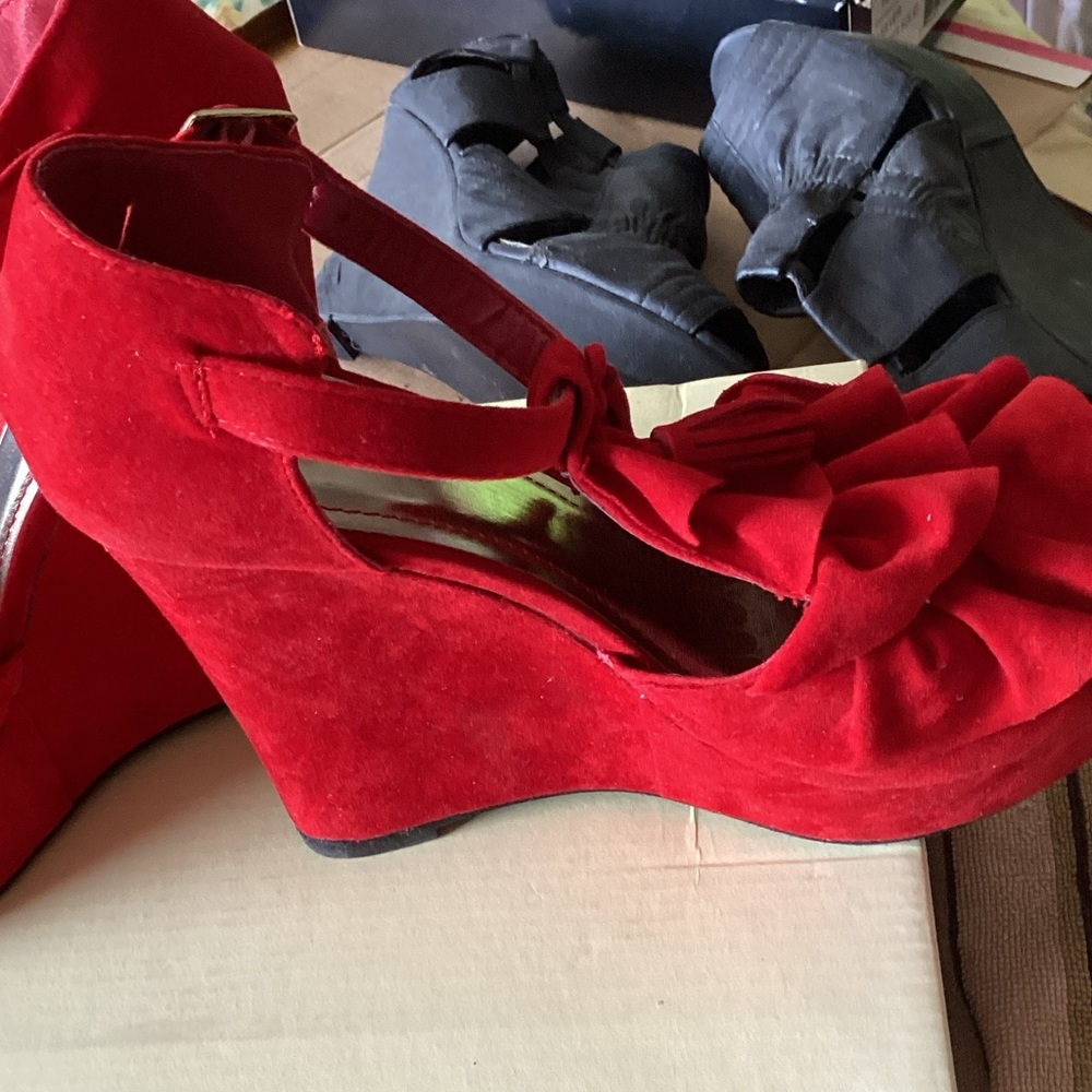 BAMBOO Women's Red Ruffle wedge - Picture 2 of 4